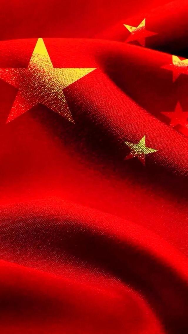 逃出轿车的女孩